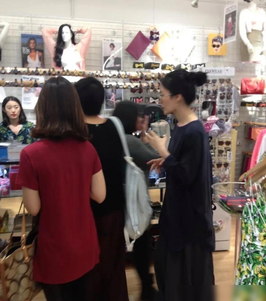 57岁的王菲顶着丸子头现身三里屯，硬生生把小11岁的谢霆锋熬成了全职保镖。这女人松弛得根本不像快60