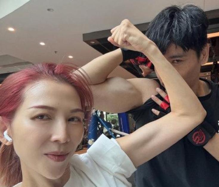 2026年1月15日，蔡少芬发布了与张晋在健身房的合照。照片中张晋肌肉线条突出，