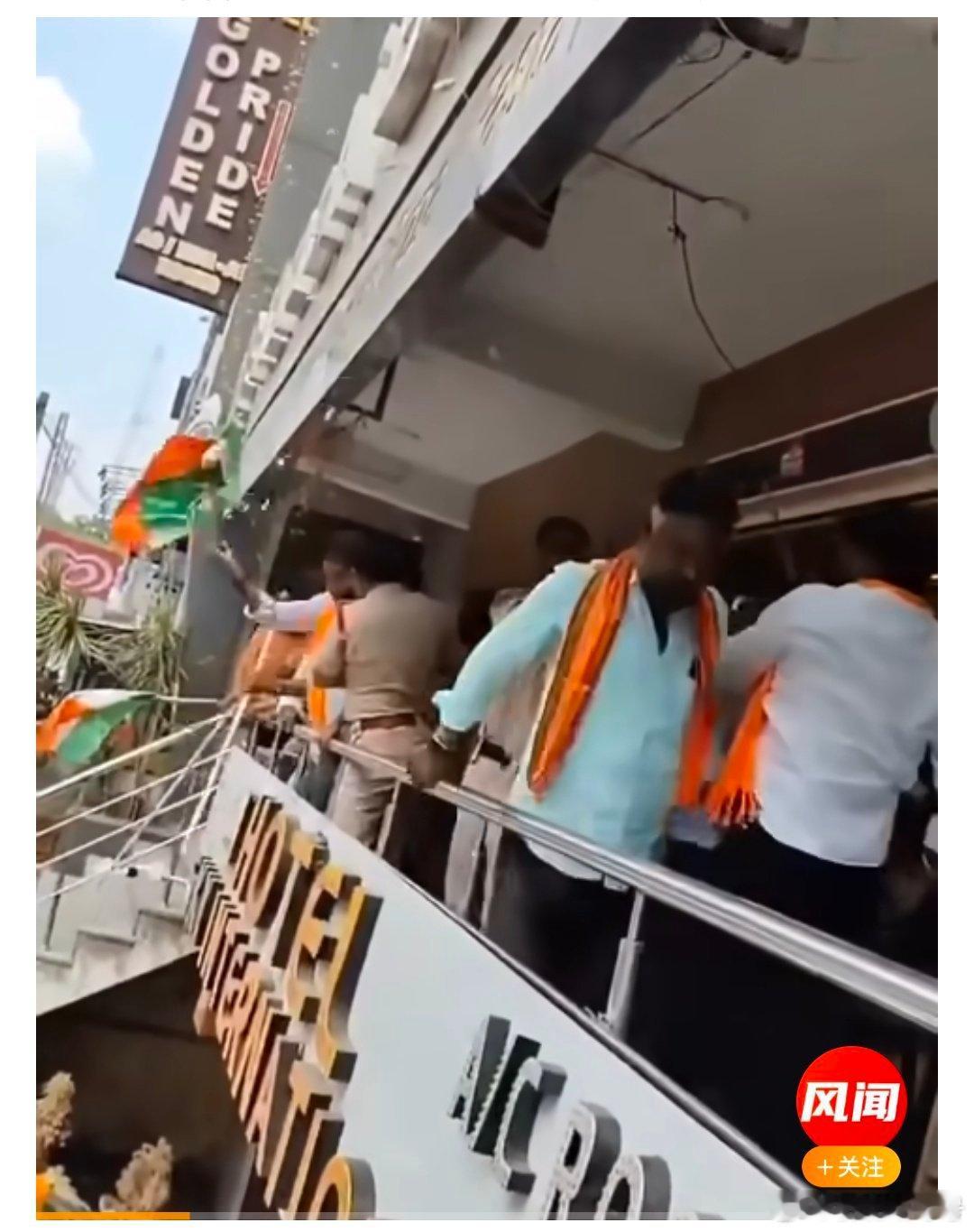 【印度民众打砸一家叫卡拉奇的面包店】与巴基斯坦民众走上街头疯狂庆祝形成鲜明对比的