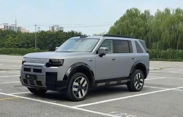 神行者8整体是硬朗大气的方盒子SUV，走经典豪华越野的路子，一眼看去敦实稳重，超