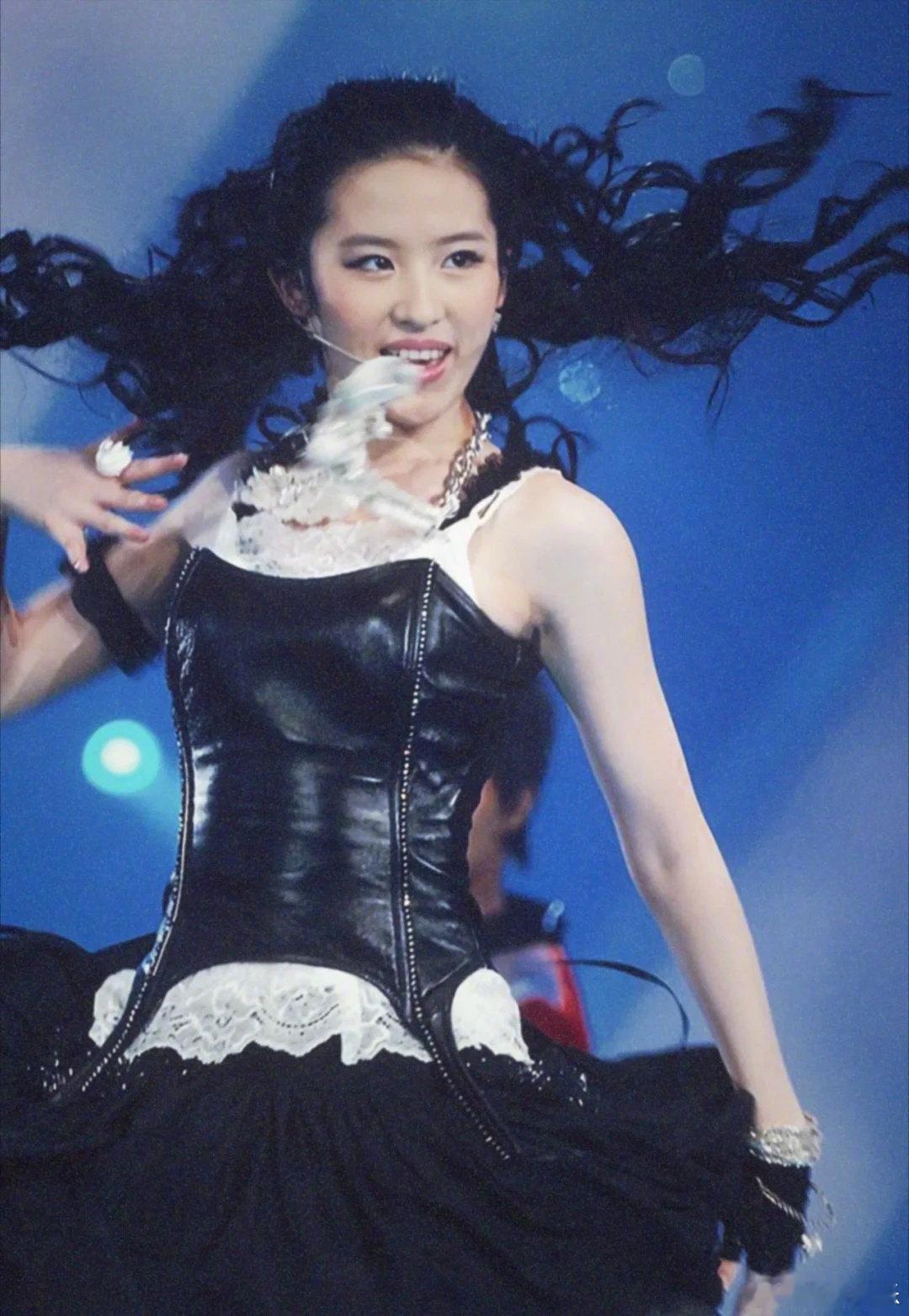 #旧爱浪#2006年，刘亦菲在大众电影百花奖颁奖典礼带来唱跳表演，黑色皮质束腰搭配短蓬裙，好有生命力