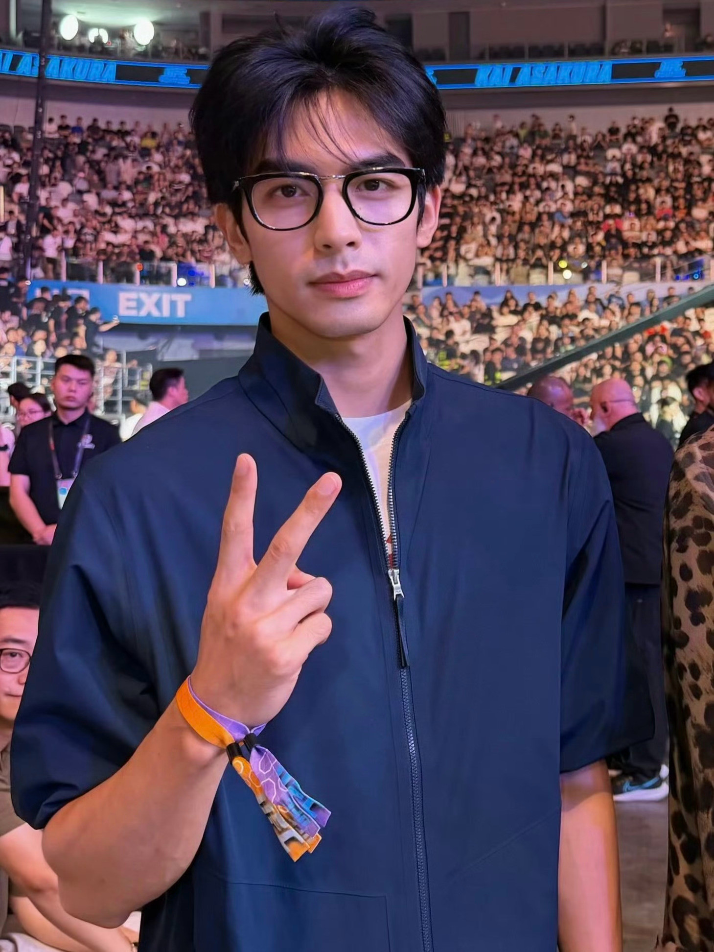 卫龙素颜戴黑框好hotnerd…​​​
