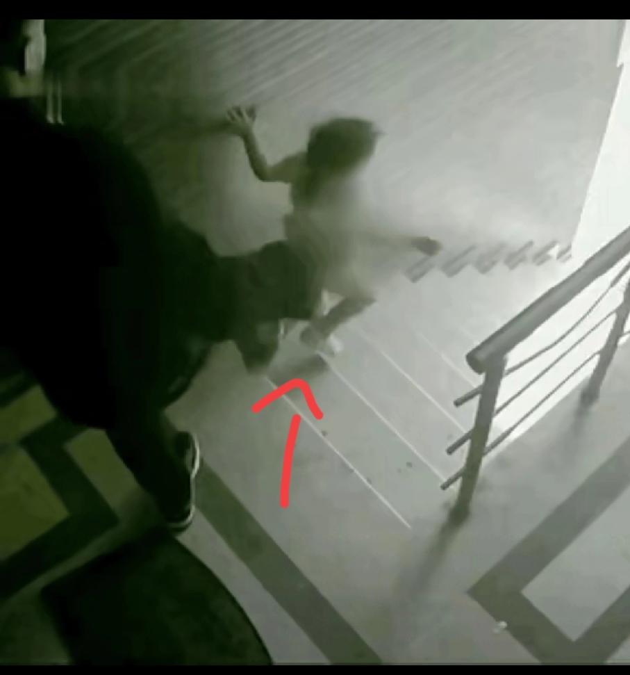 人神共愤，这还是个人吗？真的是地狱空荡荡恶魔在人间！视频中，只见一男子手拿着酒