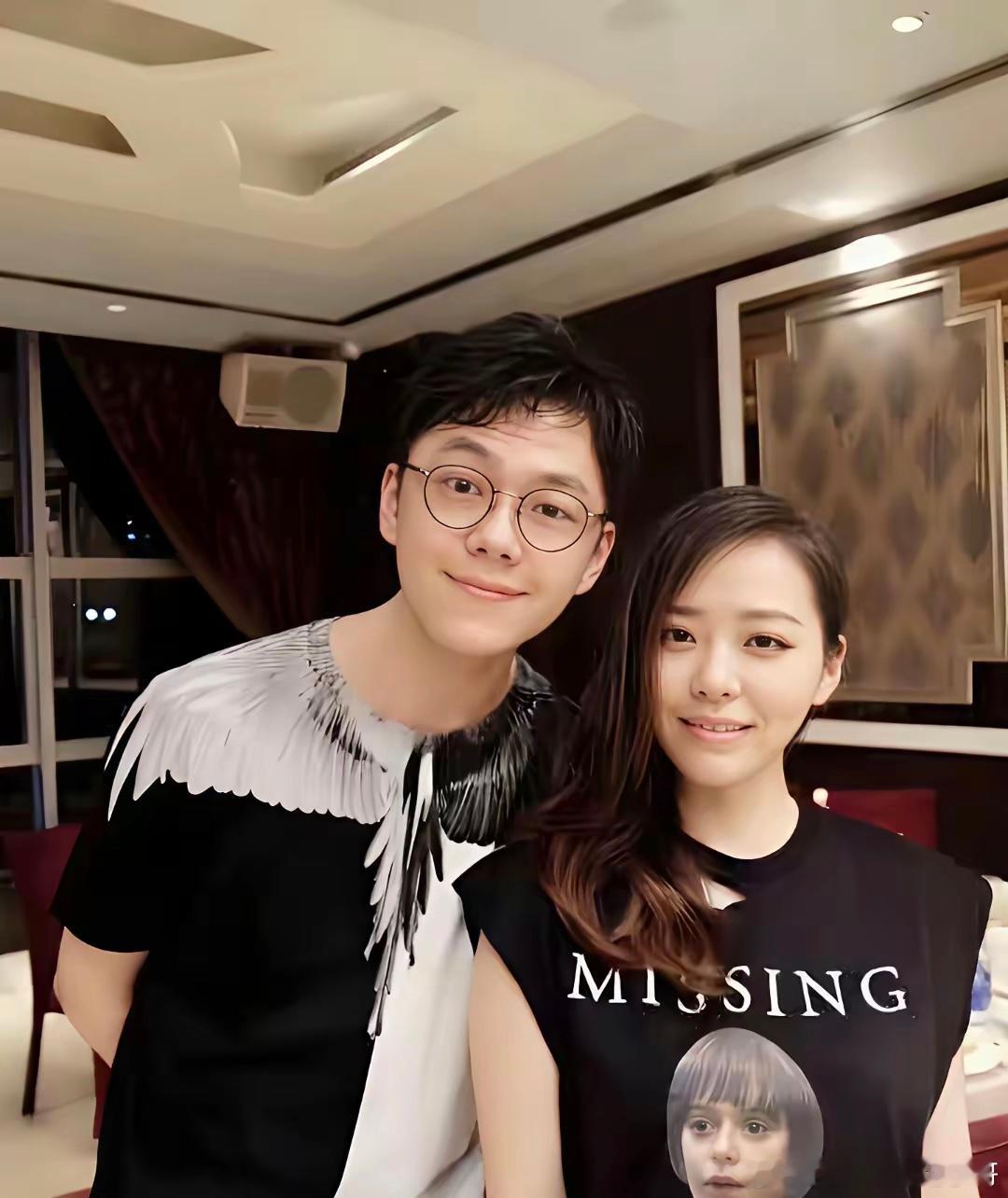 张靓颖现任男友参加过张靓颖第一次结婚的婚礼。男友大小眼很明显，大小眼的男人在面相