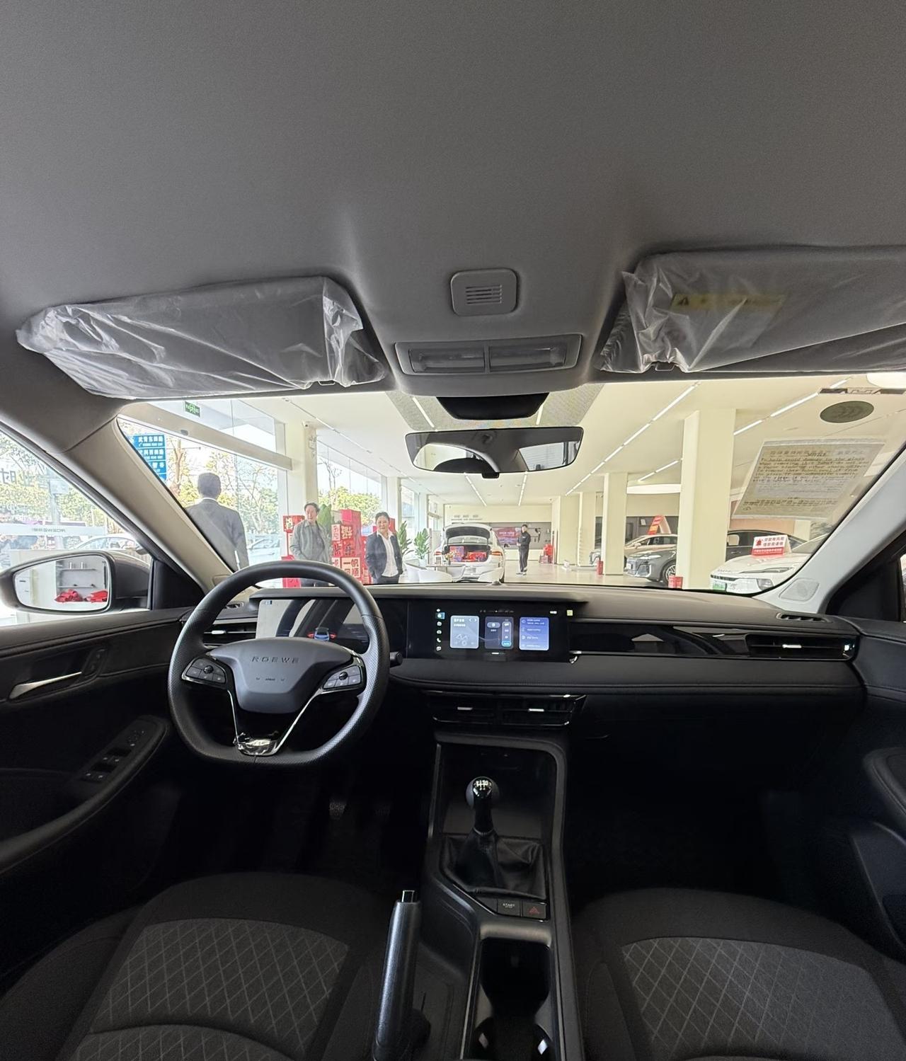 我表弟上个月提了台荣威i5，4.49万包牌落地。他媳妇一开始嫌寒酸，他回了一句：