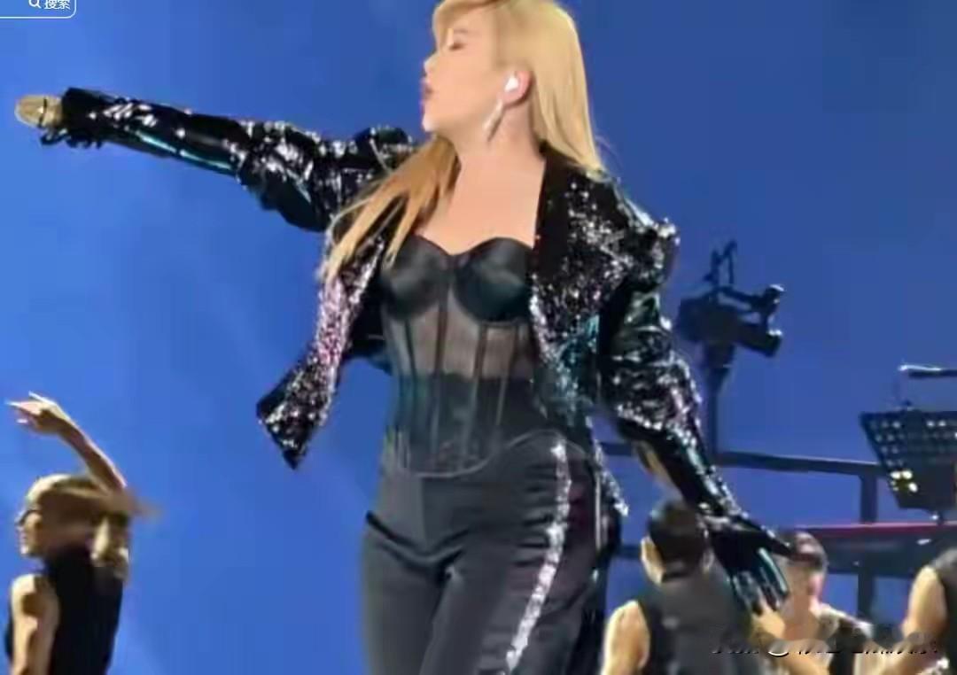 不敢相信这居然是梁静茹，我还以为是反弹的贾玲，摇滚的李湘，戴假发的张惠妹，目测至