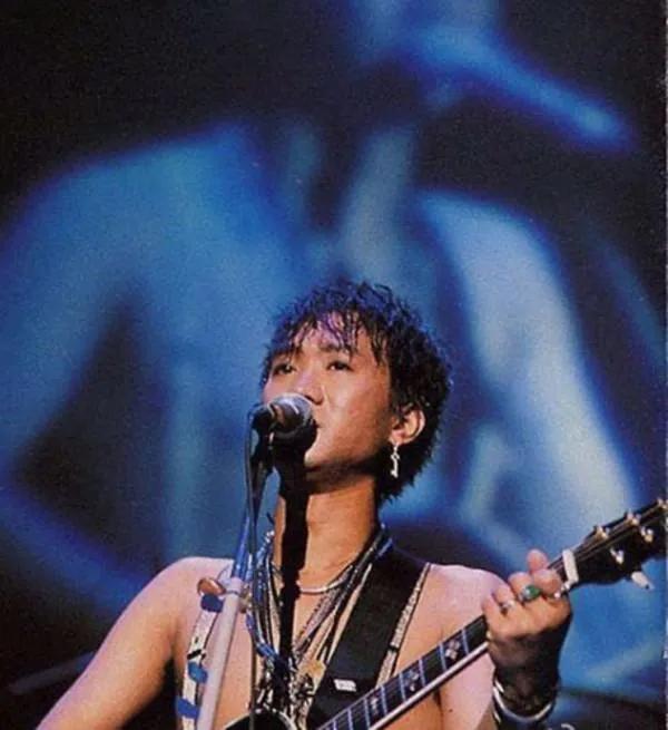 黄家驹在香港乐坛的红，那可是现象级的。1991年，Beyond成了首支在红磡开唱