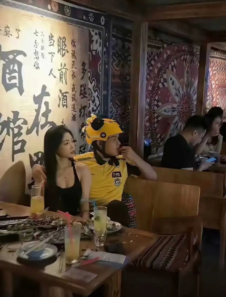 白天为了生活，晚上还是为了生活。