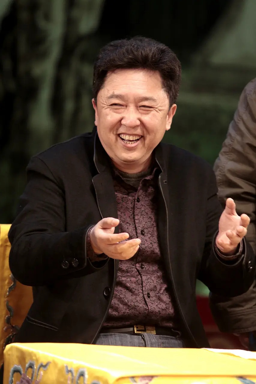 一次，鲁豫问于谦:“平时聚餐，你会喊郭德纲一起么？”于谦摆摆手:“我们吃饭从来