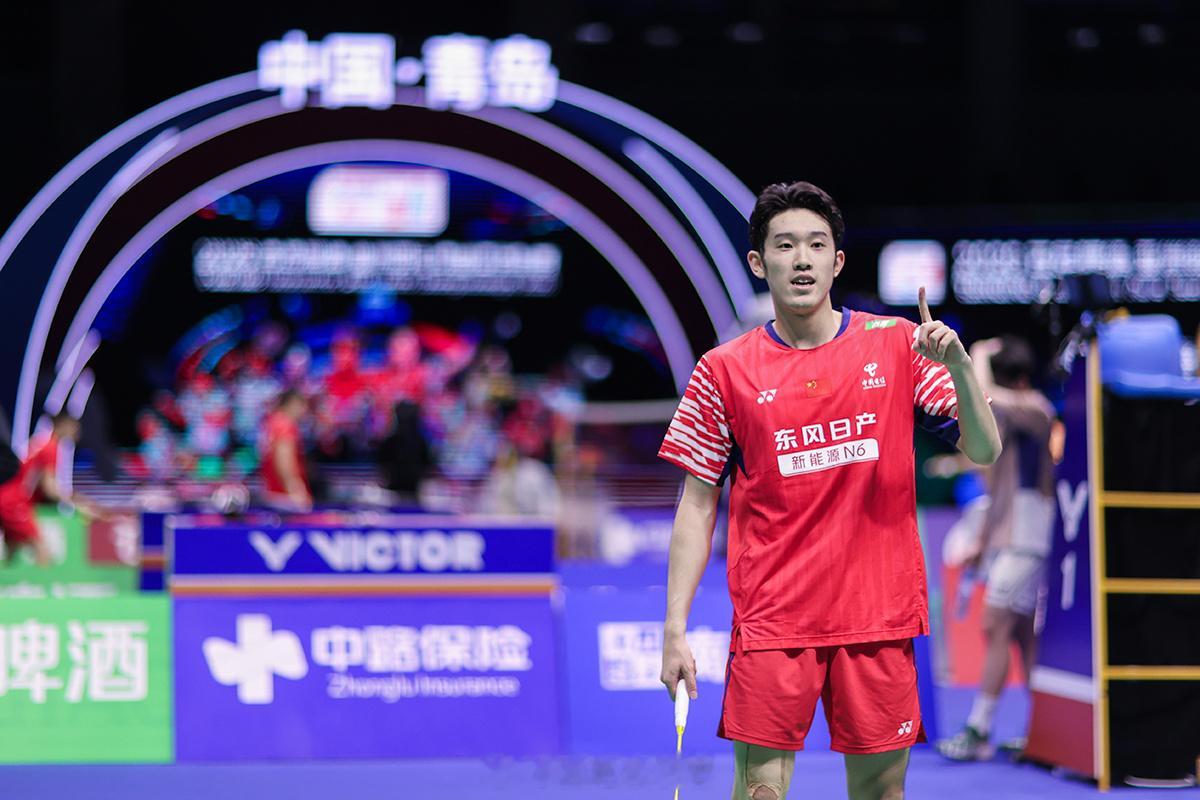 胡哲安2比0王高伦，赢下比赛后，他向发裁示意将羽毛球送给看台上的支持者~世说新羽