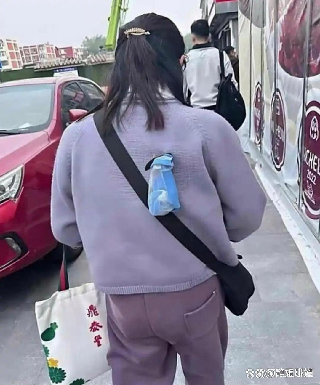 跟了她一路了，提醒不提醒她呢