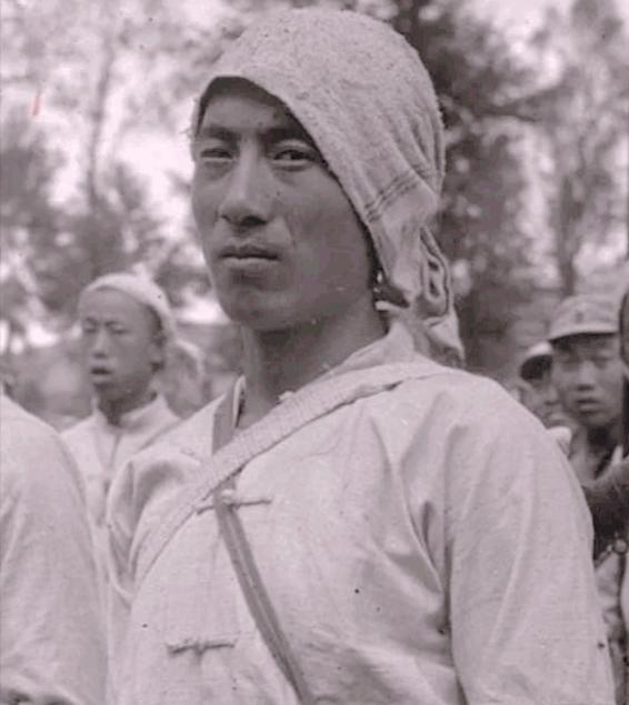 1944年，一架日本敌机冒着黑烟，突然降落在泗河边的沙滩上。机舱里爬出来两个满脸