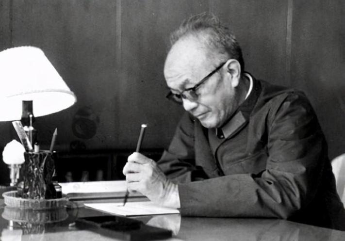 1941年黄克诚越级向中央上报新四军指挥问题，恳请中央干预以避免部队全部被打光的