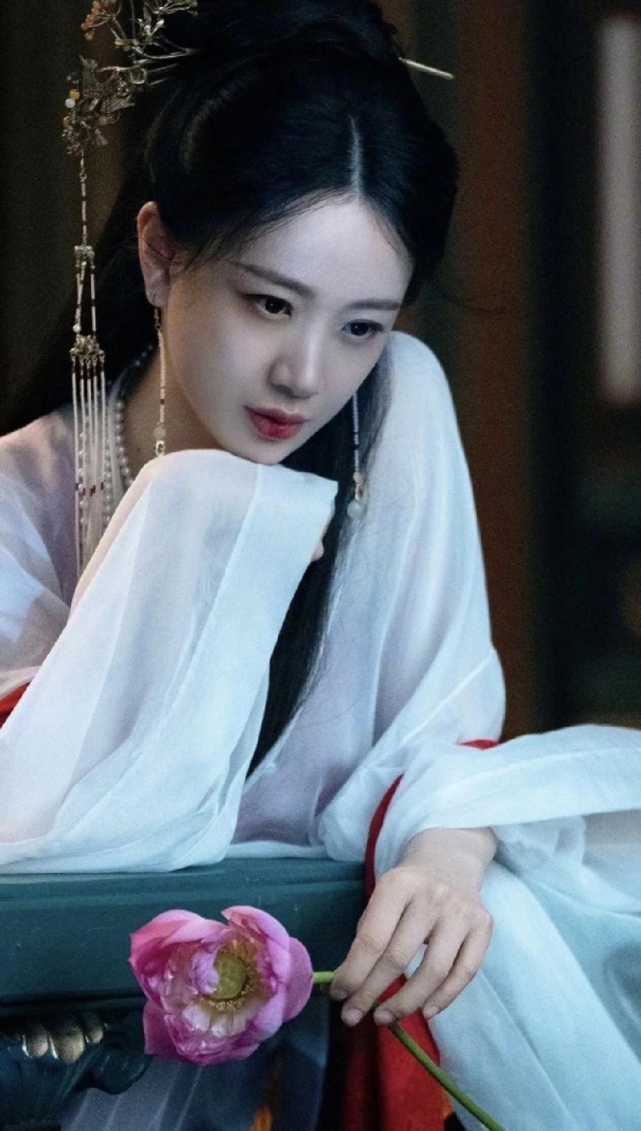 李梦真的很会挑剧本！一部墨雨云间，一部蜜语纪，都是以小博大，在不被看好的情况