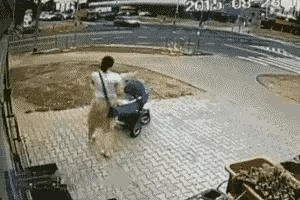 看到这个视频，感觉推车女人应该不是婴儿的亲人，更不会是孩子的母亲！如果是孩子妈