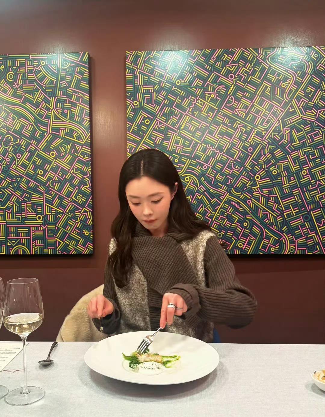 宋轶这波操作确实挺迷的。很明显白敬亭因为事业处在上升期，不想被恋爱影响了。