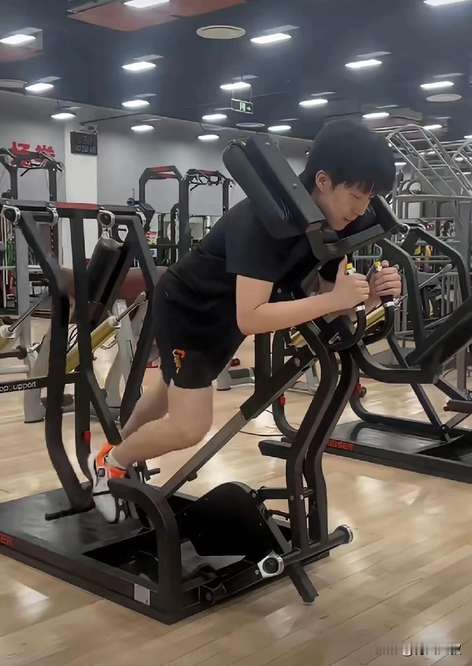 王楚钦真是成熟了！这次全运会，两次输给樊振东。虽然闹出了头撞桌子的笑话，