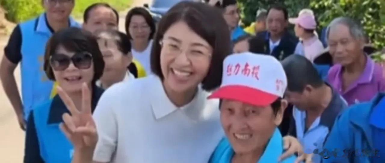 南投县长许淑华赶赴南投市周边会勘地方基础工程时碰到一位忠实支持者，这位女性支持者