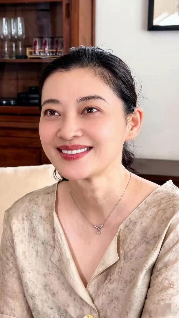 梅婷的笑容温柔治愈，岁月不曾消磨她的美感，由内而外散发优雅气质。