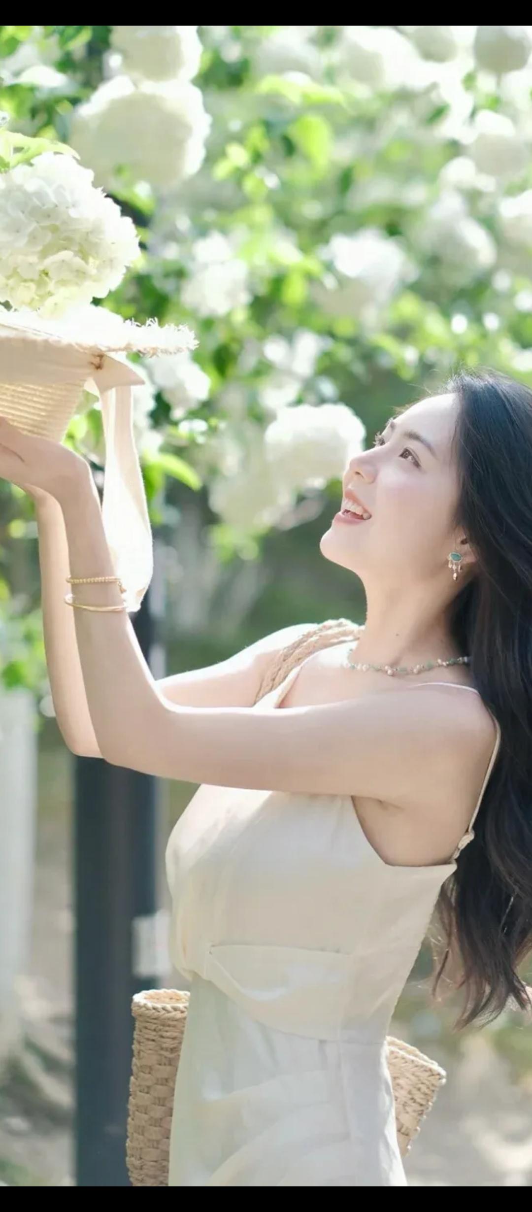 花影摇曳间，笑语盈盈处。