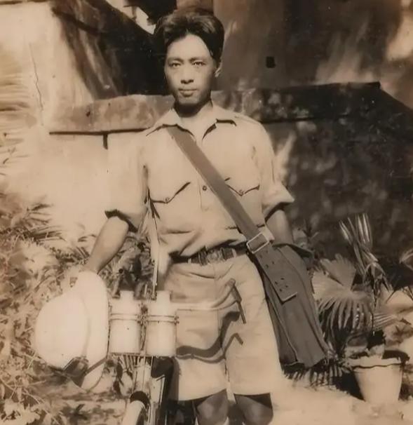 1933年，希特勒会见骑自行车环游世界的中国青年潘德明。看完他的册子后，希特勒沉