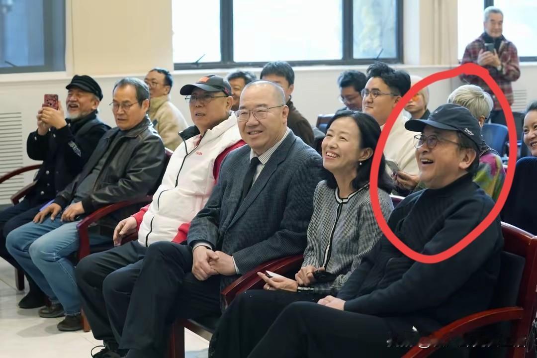 英达导演新话剧召开新闻发布会，看见了久违的黄宏。以前他是春晚的常客，全国人民家