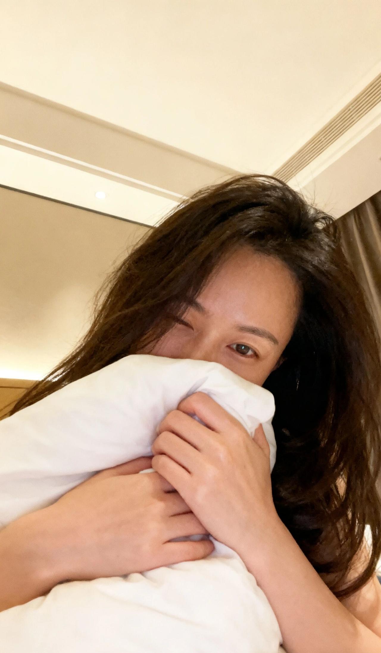 老婆子周末的早上，赖在床上真的不想起来，这种慵懒感竟然还很好看的样子。