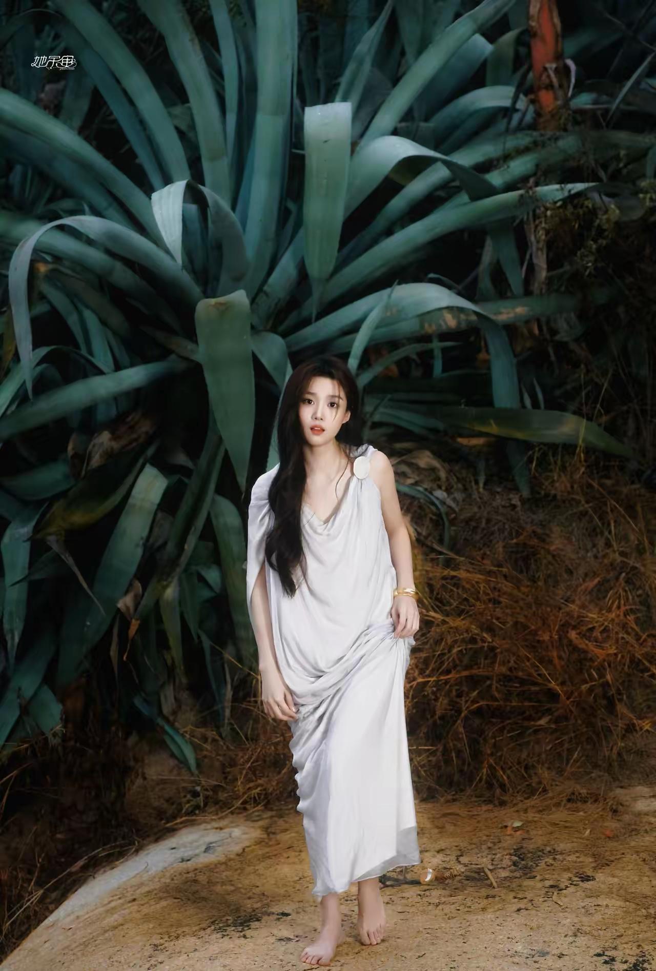 海边的卢昱晓，光jio踩在沙滩上，成为风景的一部分[爱心]