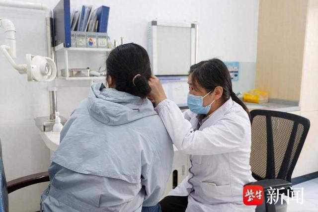 坐飞机时耳鸣胀痛? 医生支招: 科学应对可缓解, 严重者应及时就医