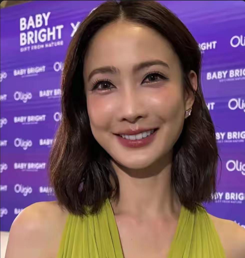 谁懂啊家人们！泰星Taew出席护肤活动，造型和发言双双爆火！她剪了齐肩短发，换上