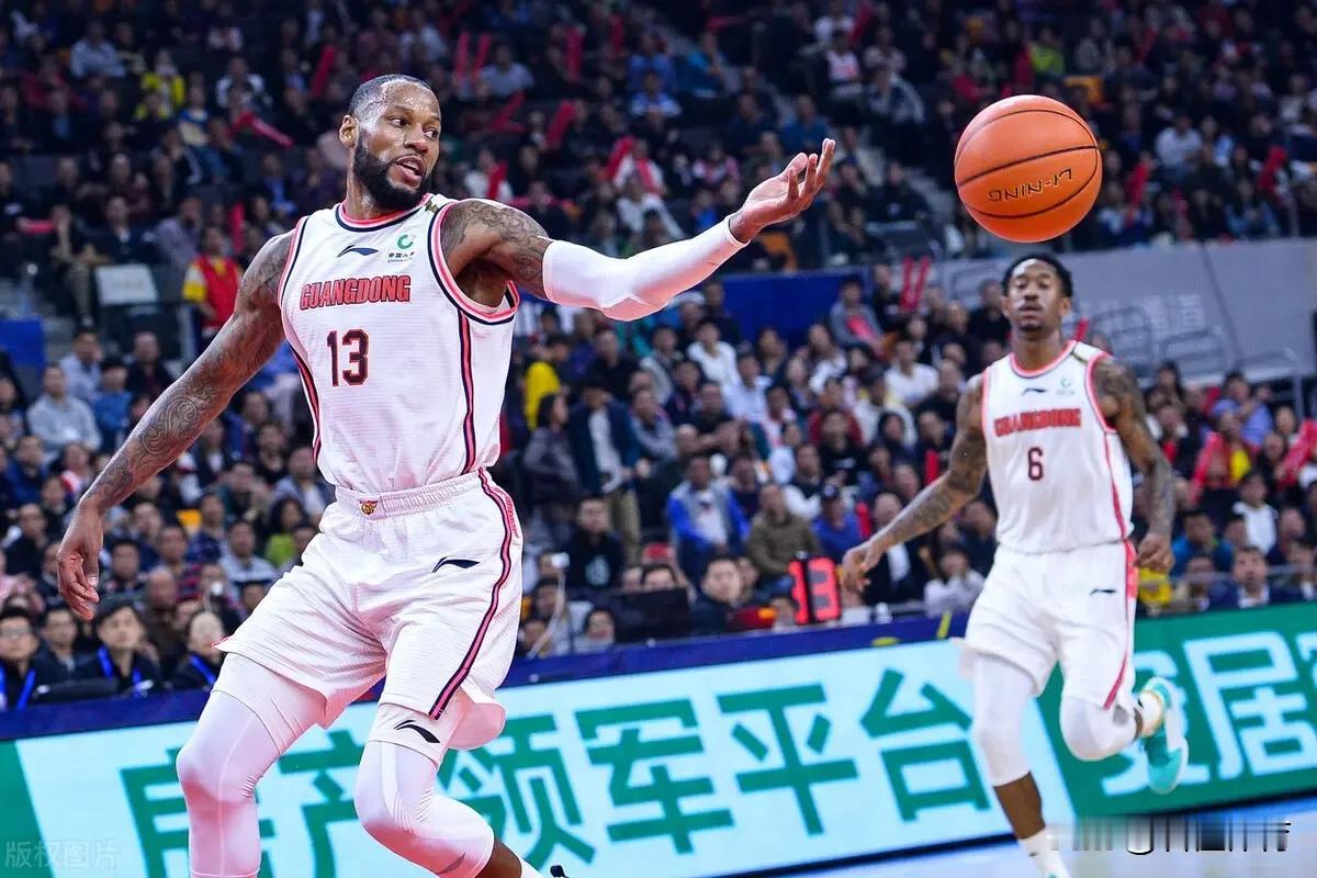 可笑！辽宁球迷说广东队靠外援才能赢球，那么好，我想问问辽宁球迷，你们扪心自问，辽