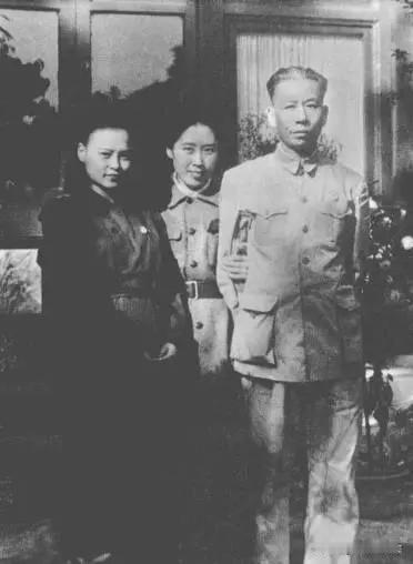 1949年，刘少奇、王光美与刘爱琴在北平合影。刘爱琴1927年生于汉口，因革命形