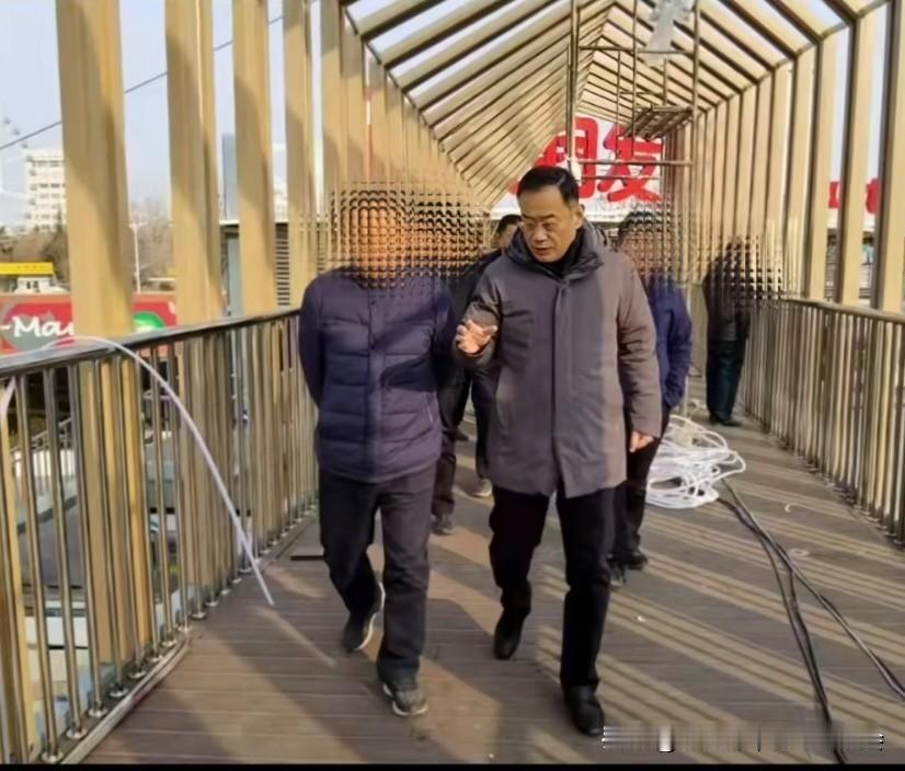 春节将至，党员能否进寺庙烧香？这需厘清党纪与民俗的边界。纪律底线：共产党员必