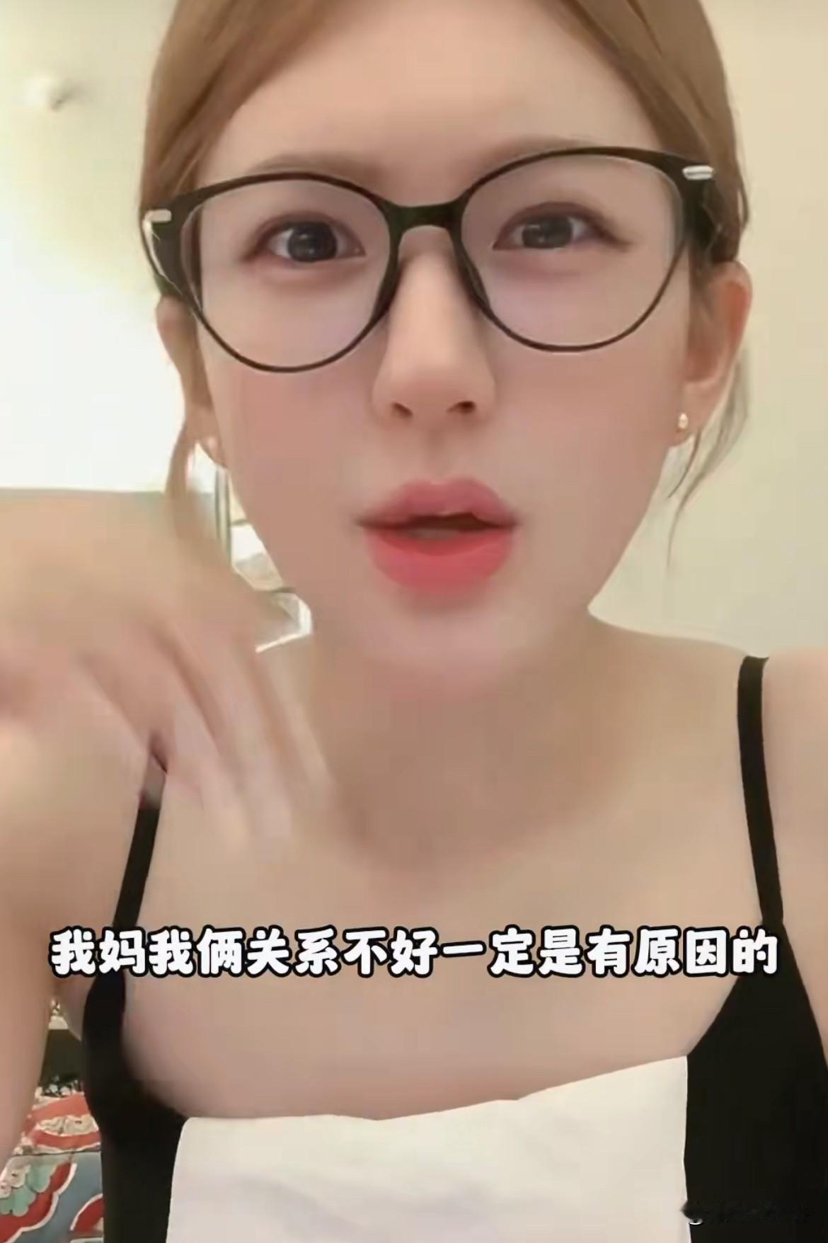 10月10日，赵露思曾在病愈后坦言跟父母关系不好，称彼此互不联系，直到半年后大家