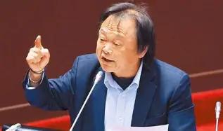 民进党立委王世坚在台湾区域立法机构质询行政机构负责人卓荣泰时，拿出了一把弓箭送给