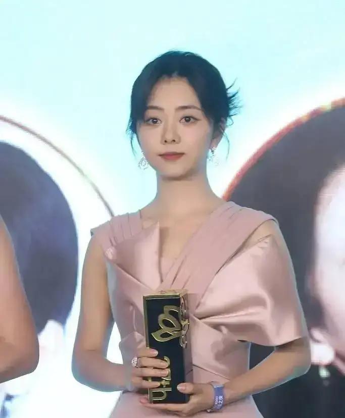 年省千万分成！谭松韵单干3年不签公司，她把片酬全装进自己口袋。行业抽成50