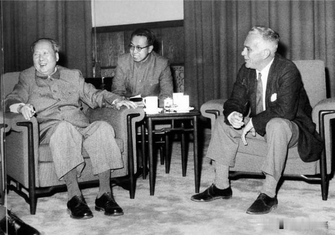 1960年10月，毛泽东主席在中南海住宅的书房里，会见美国作家埃德加·斯诺。这是