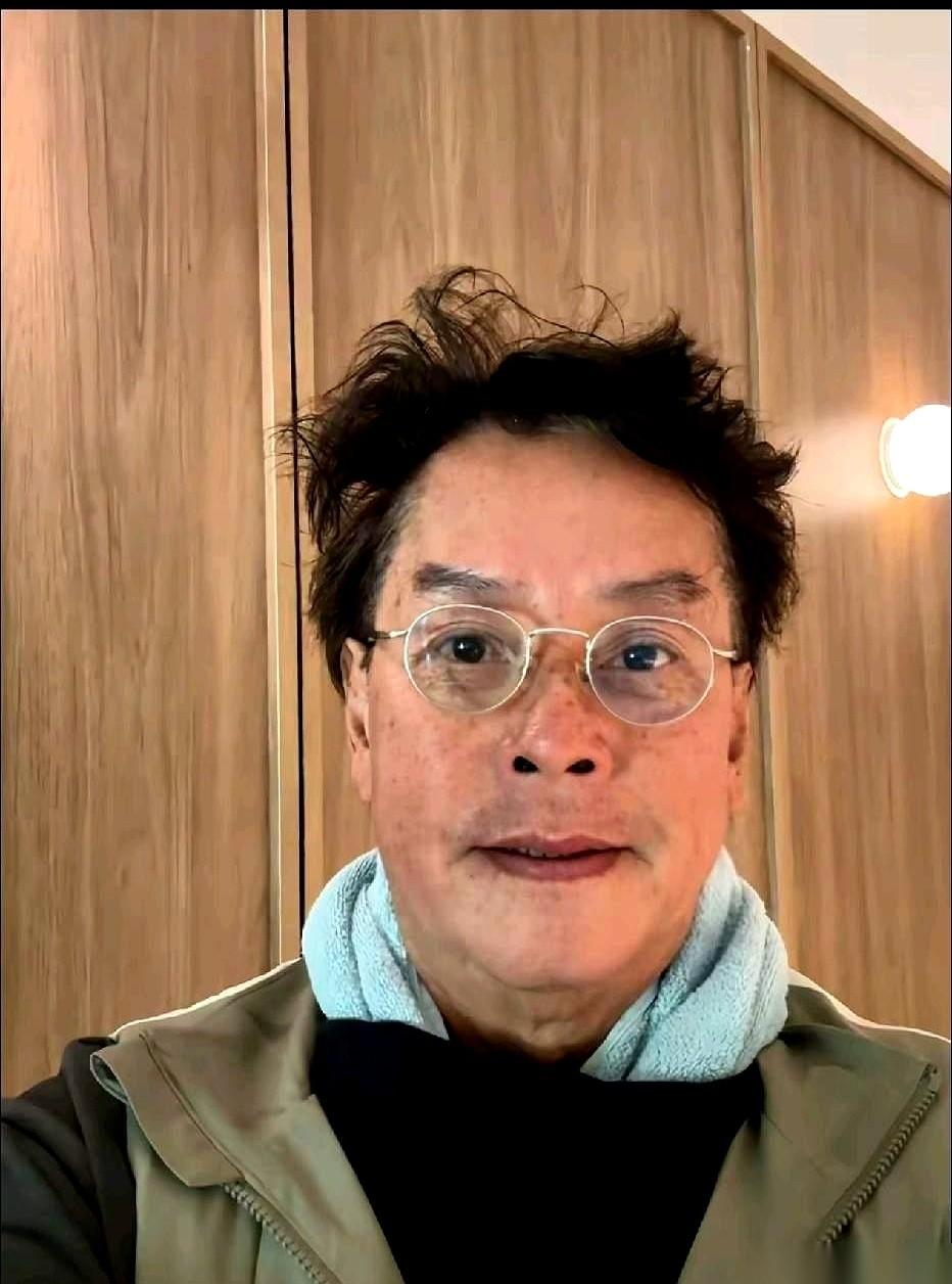 76岁的谭咏麟，在红馆连唱带跳三个多小时，嗓子依然稳得像一张刚拆封的CD。全场整