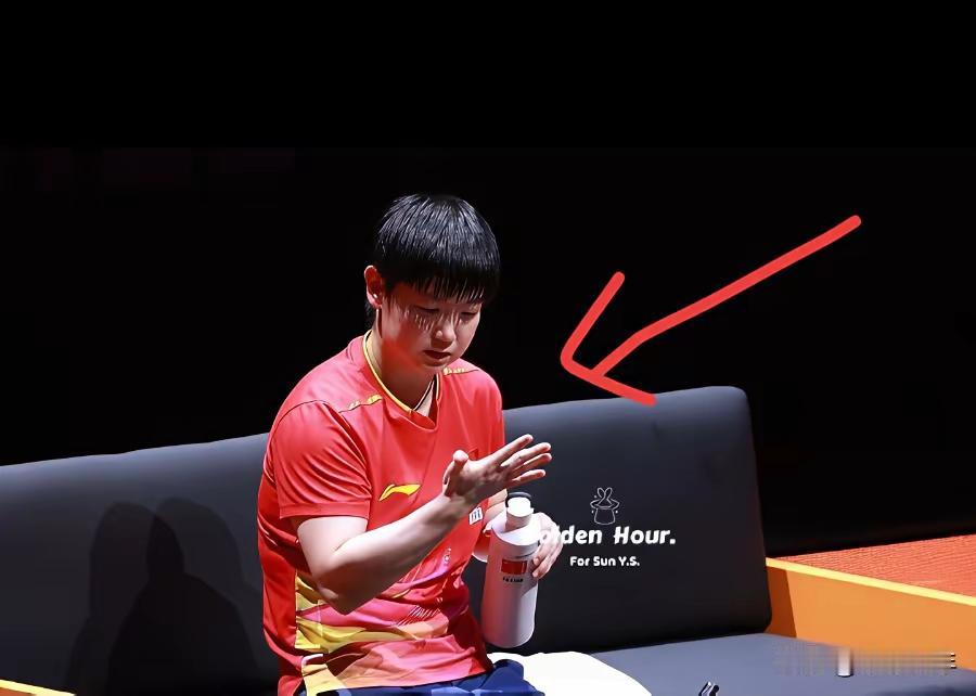 莎莎局间拧瓶盖这一幕令人心疼！今天下午莎莎打混双，晚上又和队友大迪对阵打单打，