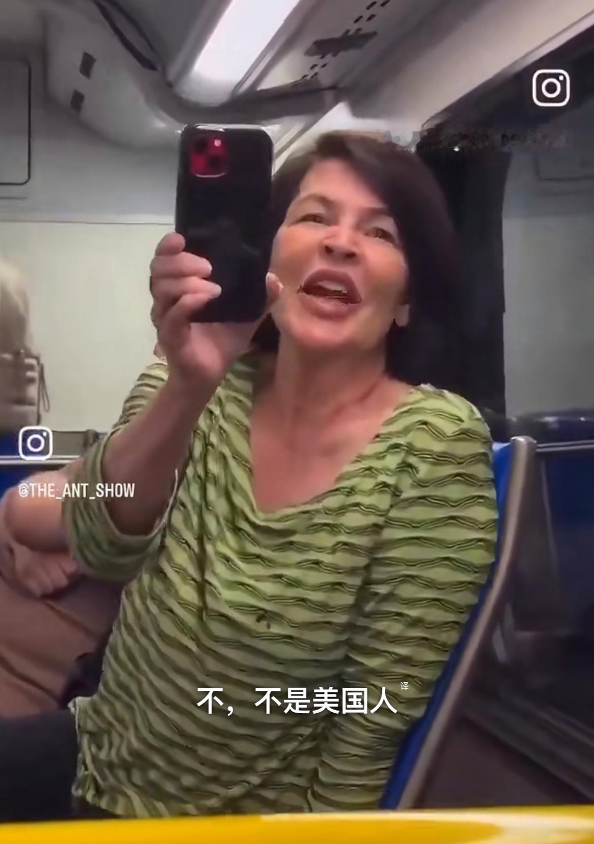 在美国摆渡车上，美国大妈歧视印度裔家庭大妈：滚回印度，回去多吃点咖喱男子：你