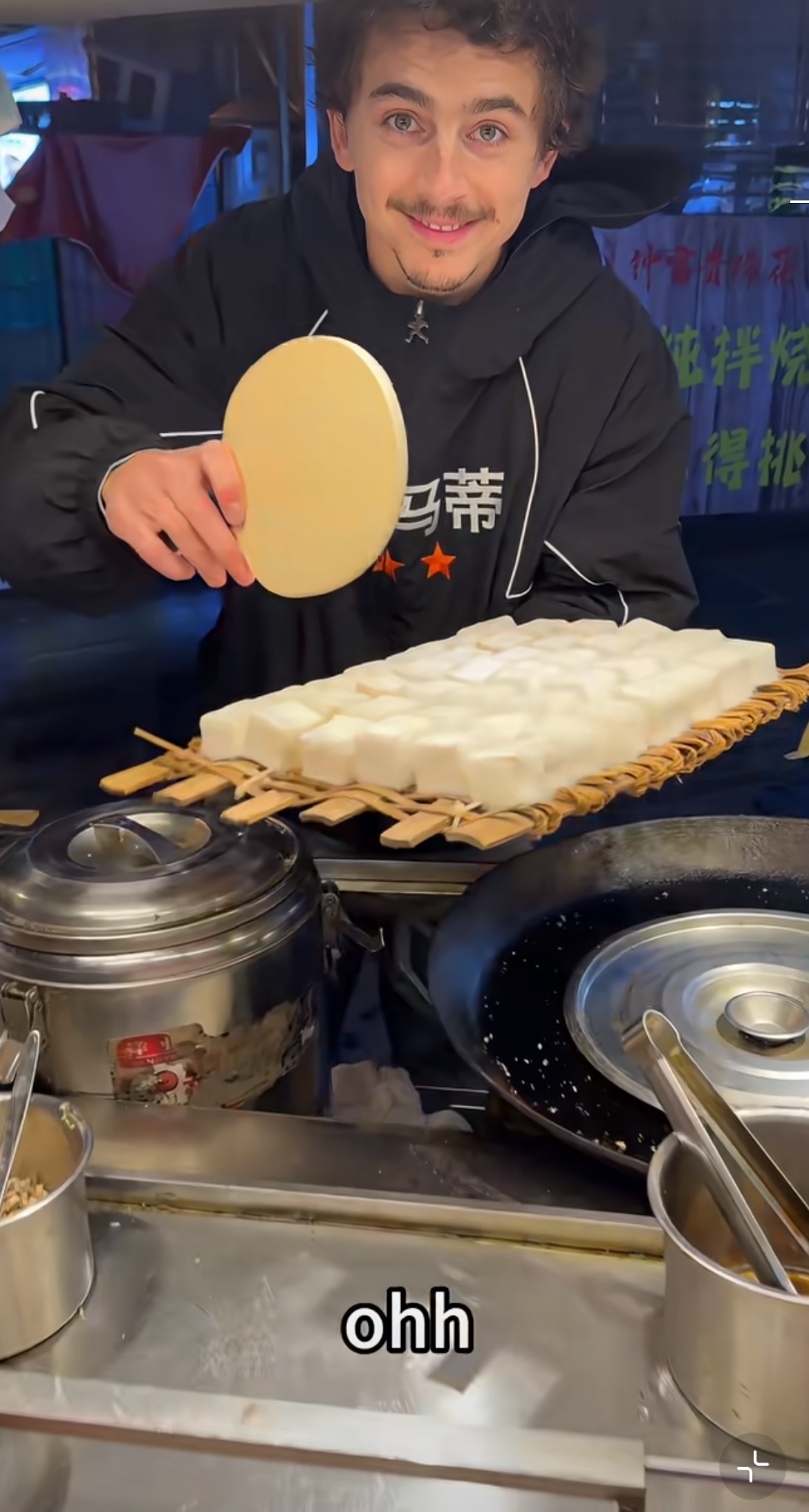 甜茶卖上霉豆腐了啊？我一度以为是ai…仔细辨认了半天结果发现是本人吗！话说我也