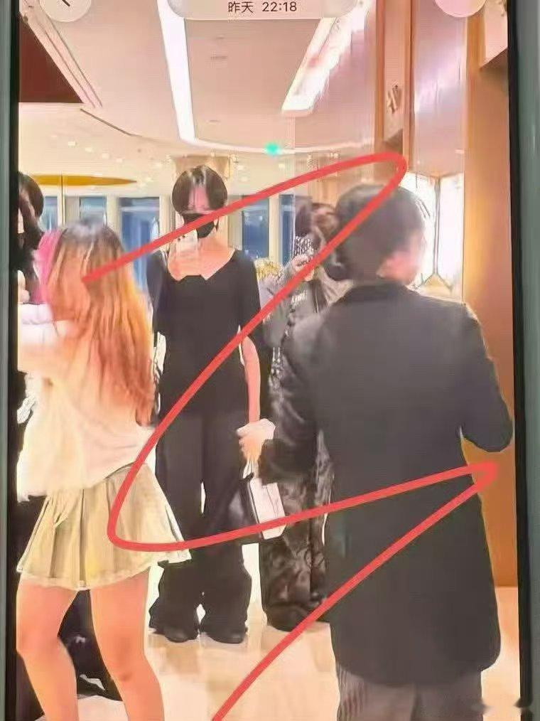 #王橹杰陈奕恒#壁纸红利还没吃够吗？跑来当起了fo主，上传婆媳矛打架的视频，好一个冷眼旁观，看着老母