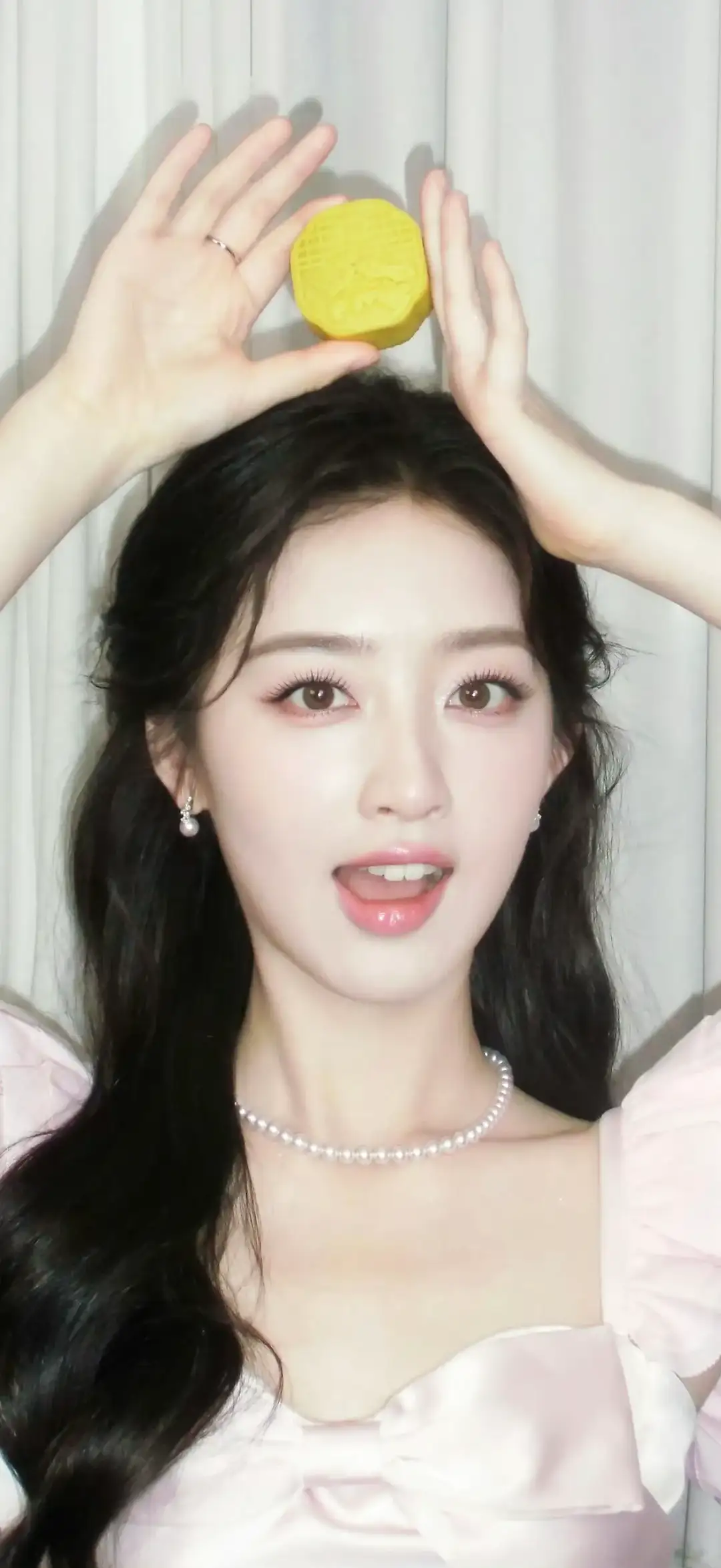 这位美女正在头顶平衡一个饼。(邓恩熙)