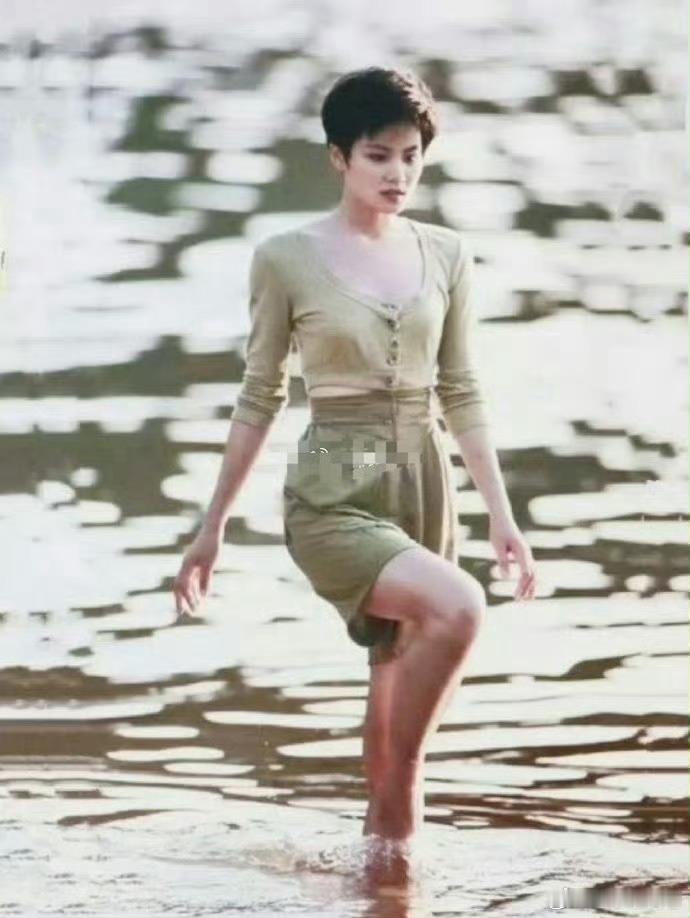 21岁的王菲原来长这样，想不到35年前她就会这么时尚