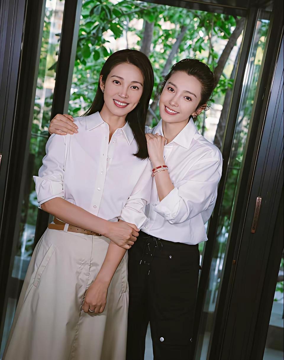 姐妹花容貌，芳龄谁知道。今日透个底，六旬已快到。