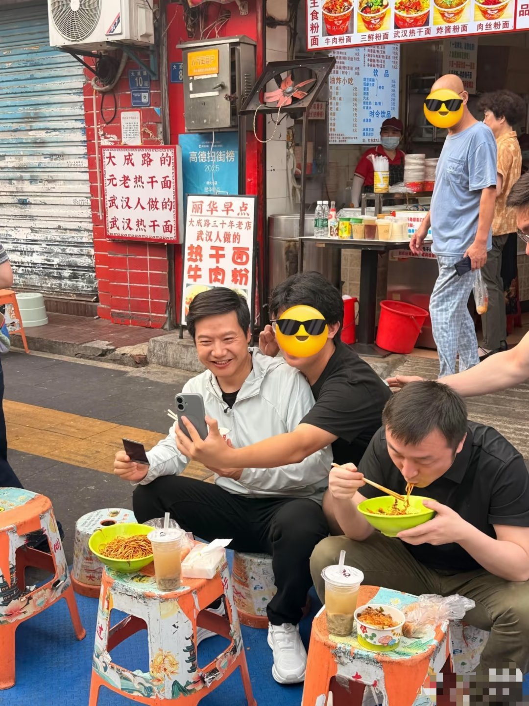 这应该是这个人的高光时刻吧，抱着亿万富翁雷军的肩膀，像哥们一样合影拍照。#雷军#