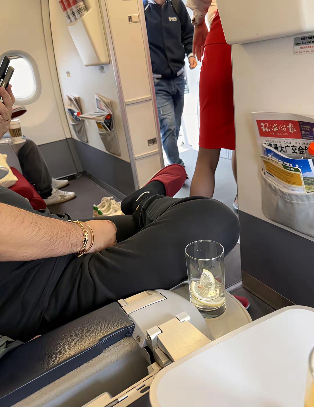 旁边大哥高低喷了一斤的香水