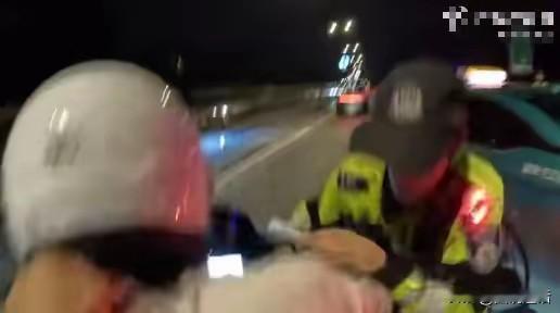骑摩托连续冲撞交警，19岁男子行事为何如此嚣张跋扈！6月3日，网友发布一段1分2
