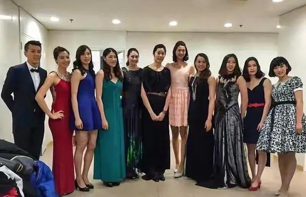 中国女排私下合影曝光：朱婷瑶林玉树，鬓影衣香；袁心玥神清骨秀，大长腿抢镜；颜妮笑