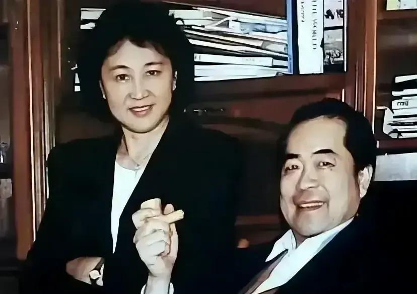 86岁范曾被曝娶了小50岁的姑娘，网友炸了锅。我翻了下旧账，才发现他和前任楠莉